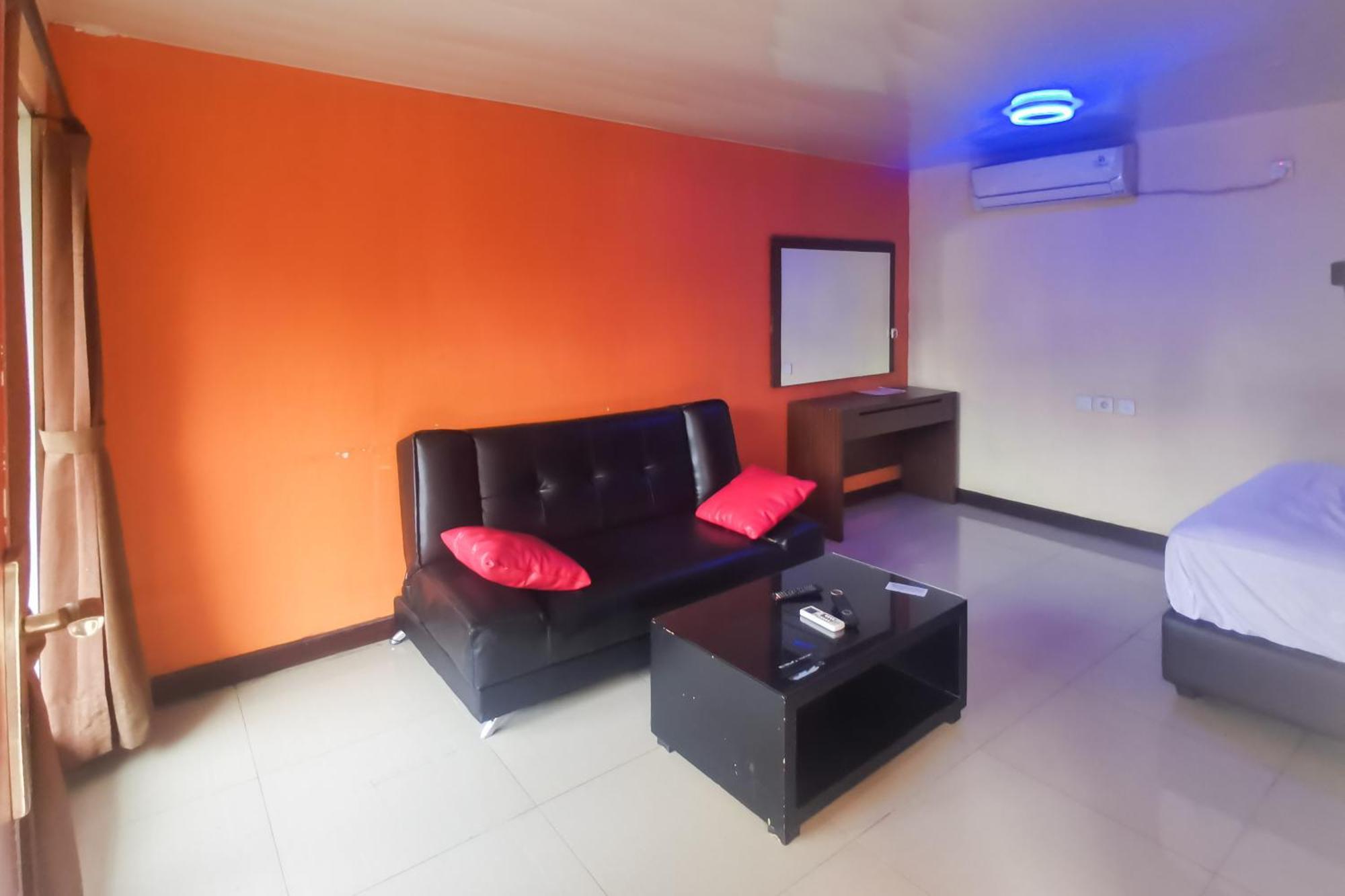 Hotel Container Inn Mitra Reddoorz Gadok Exterior photo